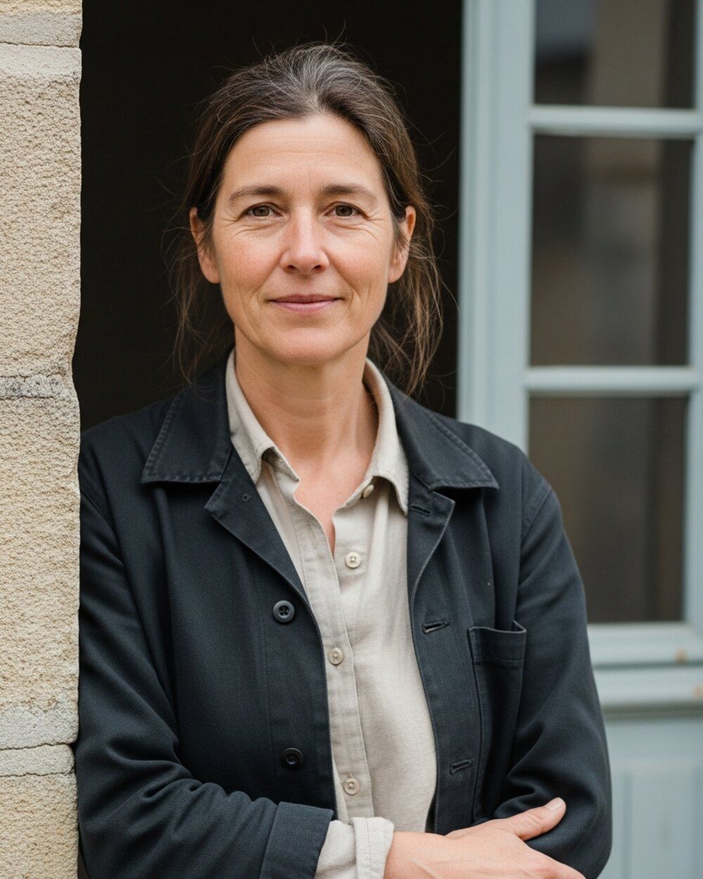 Hélène Vasseur, éleveuse de spitz allemand moyen, dans la cour de la Closerie