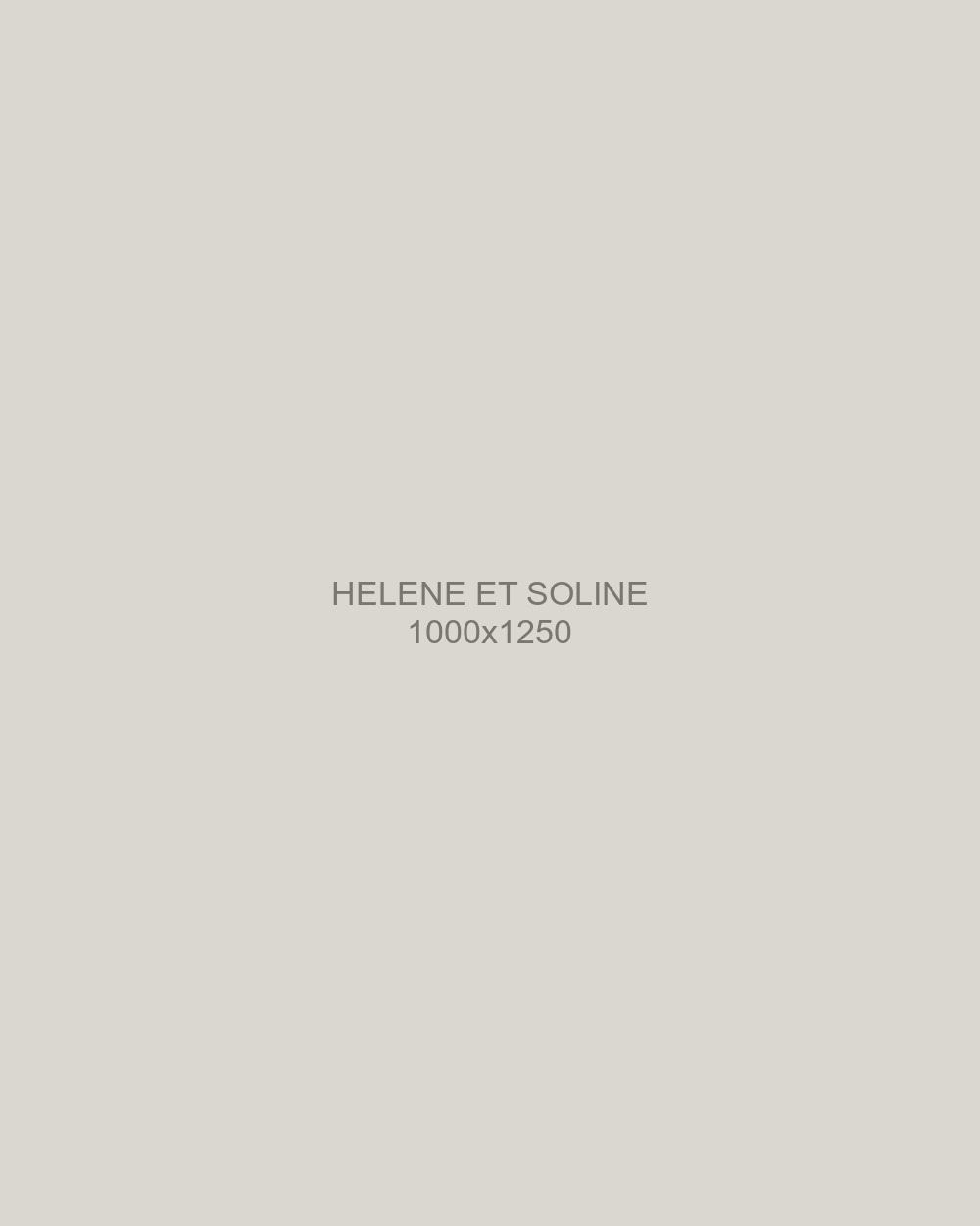 Hélène Vasseur accroupie auprès de Soline dans le jardin