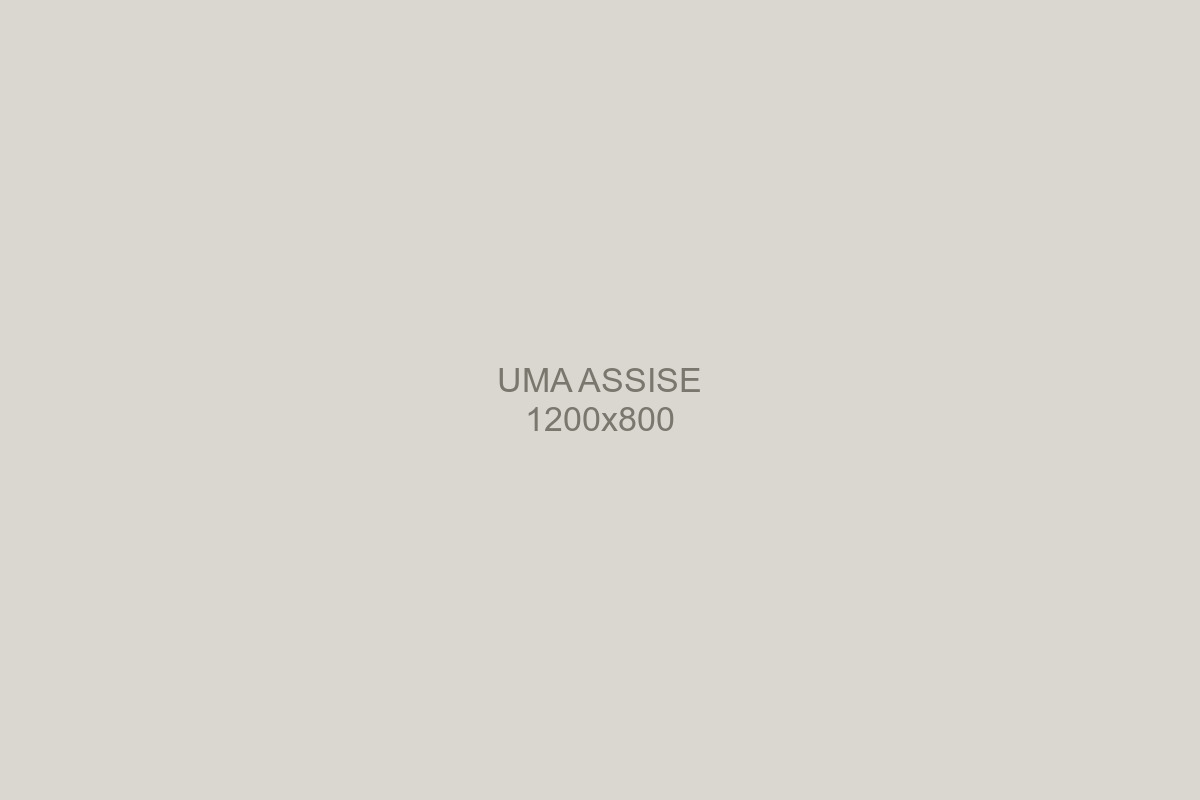 Uma assise, attentive, devant la haie de charmes